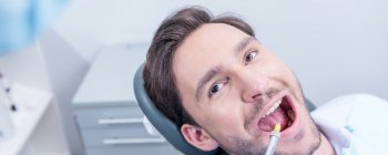 Hombre en la consulta del dentista